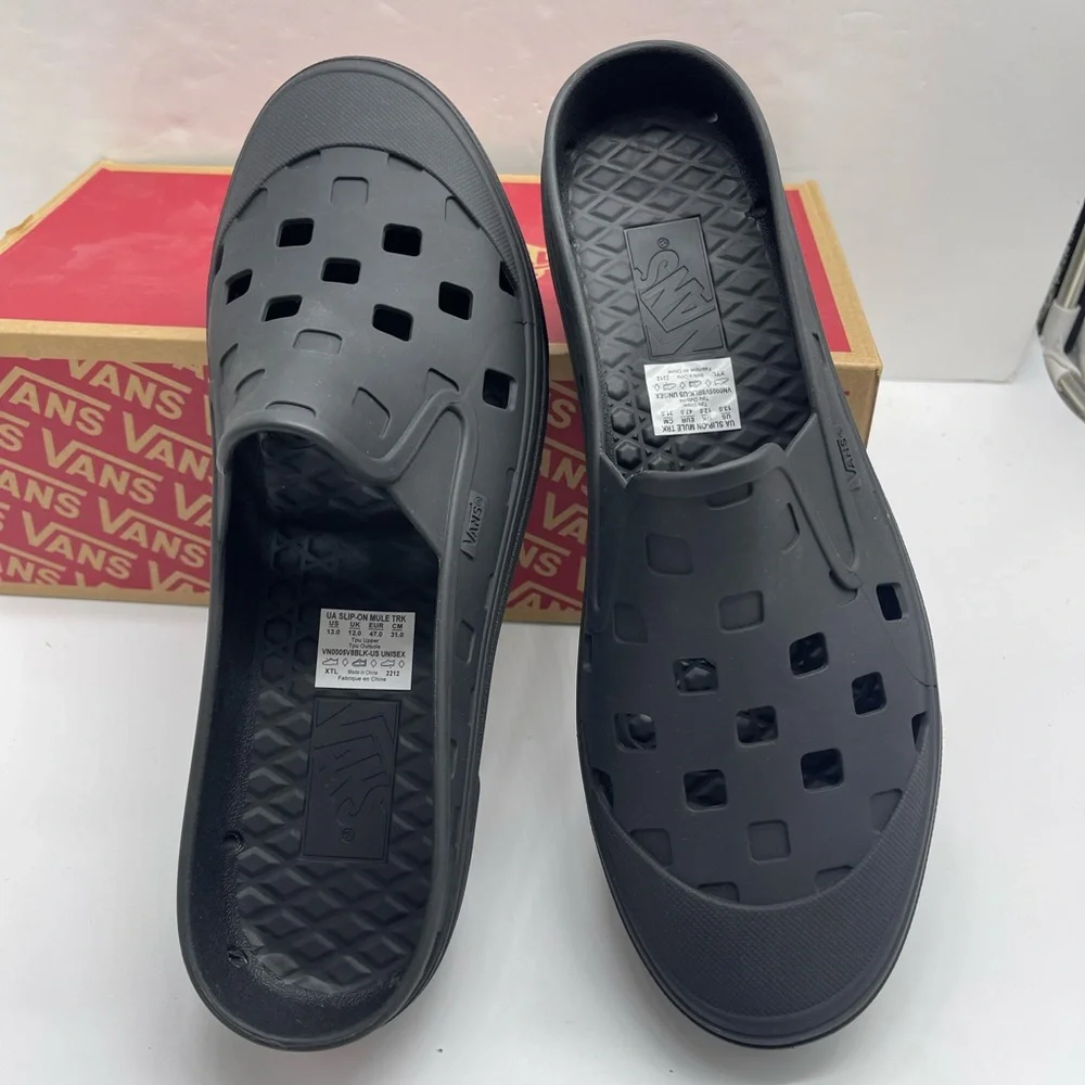 Vans Slip-On Clogs Slip-On Mule Trk
Black
VN0005V8BLK Tracking Sneakers - Picture 13 of 16